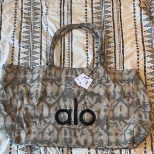 ALO Yoga Patterned Tote Bag in Gray and Black